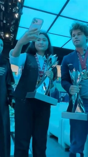 🇰🇿 Bibisara Assaubayeva & 🇳🇴 Magnus Carlsen