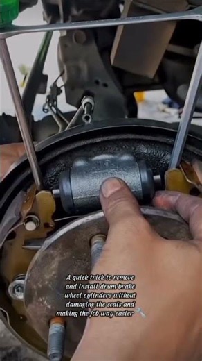 Drum Brake Wheel Cylinder Removal Trick #DrumBrake #MechanicTips #BrakeRepair #WorkshopHacks
