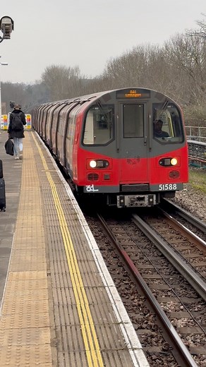 5.7K views · 250 reactions | Northern Line train #London2025 #LondonCityTour #virtualwalkingtour | We Love London | Facebook