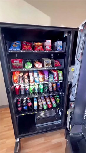This is a combo vending machine #vendingmachines #combovendingmachine #vendingmachinebusiness #vendingmachinemoney #grindalldayeveryday