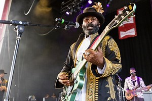 With heavy hearts we mourn the passing of D'Wayne 'Tony Toni Tone' Wiggins. A gifted bass player and a true Bay Area musical brother, Dwayne's upbeat spirit and incredible talent touched so many. His music is a lasting legacy, inspiring artists for generations to come. He was family to us, and we will deeply miss his light and laughter. Rest in peace D'Wayne. 🕊️ | En Vogue