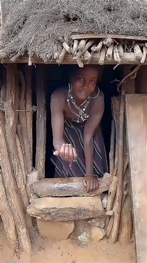 The chief's wife invited me to visit their house again 😱