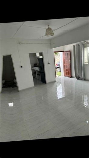 🏡 ARRENDA-SE MORADIA TIPO 2 – BAIRRO DAS MAHOTAS 📍 Localização: Condomínio de 3 casas, a 2 minutos da paragem Muswaze ✨ Características: •Tecto falso em toda a casa •Cozinha interna •WC interna •Parqueamento para mais de 4 viaturas •Casa mobilada com: cama, geleira, cómoda e mesa de centro 💰 Preço: 18.000 Mt 🧾 Prestação de serviços: 300 Mt 📞 87 222 3294 Excelente opção para quem procura conforto, segurança e boa localização! #maputocostadosol #alugueldeimoveis #aluguel #venda #VendaDeCasas 