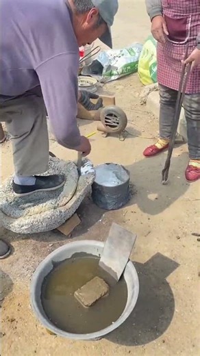 Molding process of flat-bottomed aluminum pans