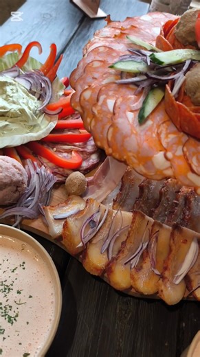 🎉 Szülinapi fatányéros különkiadás! 🎉 Ma egy igazán királyi falatbombát készítettünk – ez a gyönyörű fatányéros egy születésnapi ünneplésre indult útnak! 🥳🎁 Friss, házi alapanyagok, bőséges feltétek, kencék, húsok, zöldségek… minden, ami egy igazi ünnepi lakomához kell! 😍🍖🥒🧀 Ha te is szeretnél hasonlóan látványos és finom tálat rendezvényre, szülinapra vagy családi összejövetelre: 📞 36 70 389 4551 📍 Narda – Dio Caffé Bistro & Farm #diocaffe #fatányéros #szülinapiasztal #születésnap #fi