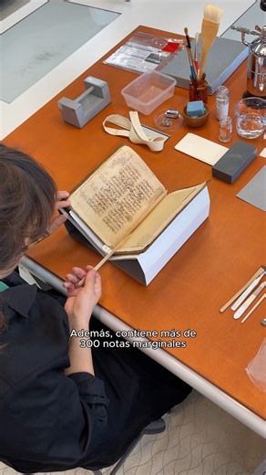 🖌️ Así estamos restaurando… El Tratado de agricultura de Ibn Luyūn, de la Escuela de Estudios Árabes del CSIC. Este tratado es el último texto agronómico conocido de Al-Ándalus, destaca por sus 352 notas marginales únicas que amplían el contenido con detalles biobibliográficos, técnicas, referencias y variedades vegetales andalusíes. Solo existen 3 copias tardías en el mundo, y una conserva estas valiosas anotaciones. Gracias a la traducción de Joaquina Eguaras, aún hoy sigue siendo un texto re