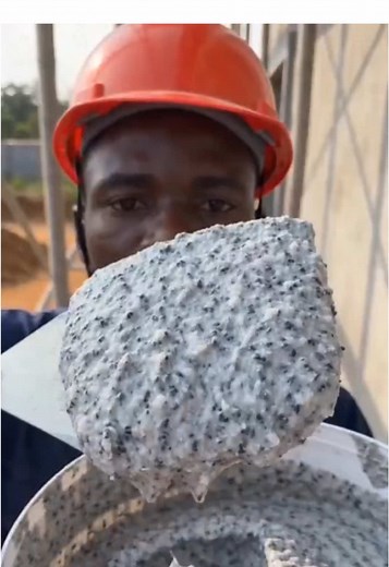 Façade design à Abidjan : parement pierre et finition enduit