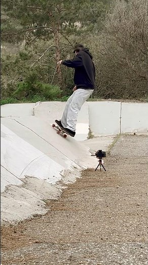 Cruiser board tricks #skateboarding #diyskatepark #skateboarder #oldschool