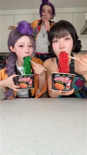 Rumi beatboxes while another Rumi and Zoey eat Spicy noodles in another dimension.