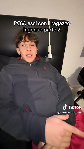 Scena divertente tra amici a casa