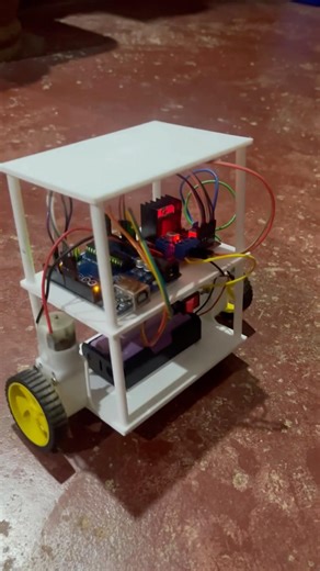 This robot balances itself 🤖🔥 Built using Arduino + MPU6050 Wait till the end 😳 #Shorts