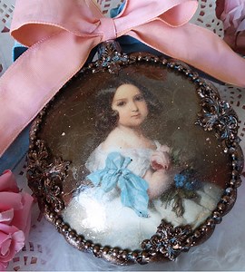 22K views · 300 reactions | How to use 2 steps Transparent Fineline Crackle Varnish Tutorial https://aistcraft.com/crackle-varnishes-crackle-pastes/1565-fineline-crackle-varnish-2x70-ml.html The full video tutorial is available on our YouTube channel https://youtu.be/Xwq-A2P4-Vk #decoupage #decoupageart | Aistcraft Decoupage Paper | Facebook