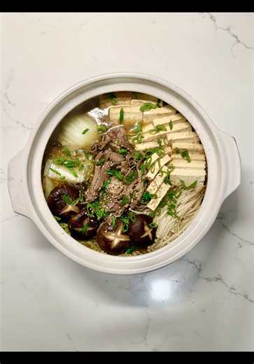 sukiyaki-style garlic butter beef nabe 🍲 full detailed recipe is on my Substack, first link in my bio 🤍 🧈 2 tbsp butter 🧄 6 garlic cloves, thinly sliced 🫚 1 tbsp fresh ginger, julienned 🥥 4 tbsp coconut aminos (add more or less to taste) 🍯 1 tbsp coconut sugar 🧂 1/2 tsp sea salt 🍜 1.5 cups dashi or water 🌿 1 tsp toasted sesame oil 🥬 1/4 napa cabbage, wide ribbons 🧊 14 oz firm tofu, cubed 🍄 5 shiitake mushrooms 🍄 3.5 oz enoki mushrooms 🍜 3.5 oz glass noodles, soaked 🧅 3 green onio