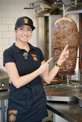 Ile jedzenia sprzedałam w mojej restauracji w 2025 roku? Zapraszam na wielkie podsumowanie ⭐️ Przez cały rok zjedliście około 30 ton mięsa 🥩 Przygotowaliśmy dla Was 6801 sztuk kebabów w bułce 🥙 Najczęściej zamawialiście średni lawasz - aż 7114 sztuk 🌯 Najlepiej sprzedająca się pizza to capricciosa - zjedliście ich 1705 sztuk 🍕 Usmażyliśmy dla Was ponad 10 ton frytek 🍟 Wypiliście aż 3000 litrów napojów gazowanych 🥤 Zużyliśmy 3000 kartonów na pizzę 🎁 Oraz 50 ton świeżych warzyw 🍅 Te liczby