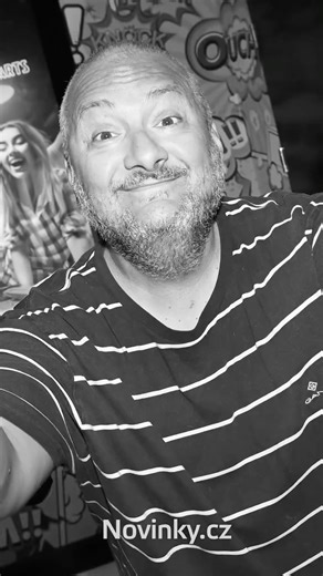 Novinky.cz on Instagram: "🕊️ Vzpomeňte s námi na moderátora a baviče Patrika Hezuckého. Hezucký se narodil 12. února 1970 v Praze, po absolvování gymnázia studoval francouzštinu v Toulouse a živil se i jako au pair. Po návratu do Česka pracoval pro několik filmových produkcí a svou znalost francouzštiny uplatnil i coby tlumočník. Roku 1997 zakotvil na rádiu Evropa 2. Kultovním se stala jeho postava pana Mrázka v relaci Mrázek - ústředna. V ní volal náhodným lidem a snažil se je „nachytat“. Na E