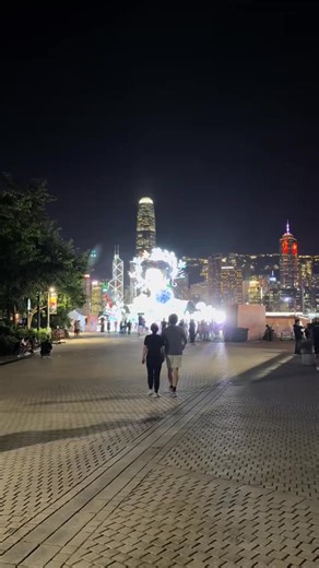 Giant floral lanterns illuminate Hong Kong seaside! The display features four massive lanterns crafted by skilled artisans from Zigong (Sichuan Province), using nationally recognized intangible cultural heritage techniques. “Fairy Zixia”, stands an impressive 12.8 meters tall, making it the largest individual character lantern ever showcased in Hong Kong! #lantern #HongKong (cr: douyin 69951938514) | T-Time HK