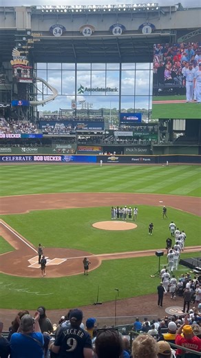 Bob Uecker’s family threw the ceremonial first pitch to Robin Yount — with the whole #Brewers team surrounding them 💙 | ESPN Milwaukee
