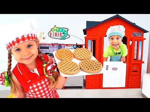 Diana Pretend playing in Restaurant with Kitchen Toys