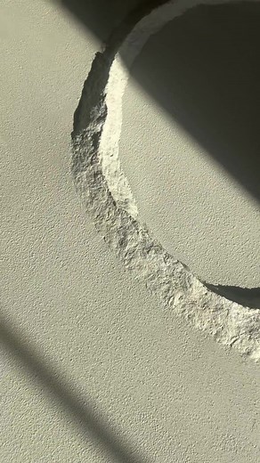 What you can do with paper mache part 2 ✨ save it for later ✨ Was du mit PAPPMACHÉ machen kannst Teil 2 ✨ speichere es für später ✨ You can use paper mache without any problems on a canvas and then paint it in the acrylic paint of your choice. There are no limits to your creativity 🤗✨. Try it with circles and lines. This is a quick way to create your own eye-catcher for your home. How do you like the idea? • Du kannst Pappmaché ohne Probleme auf einer Leinwand verwenden und es danach noch in de