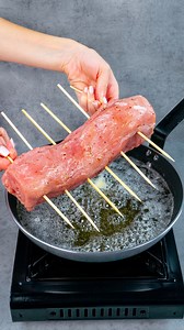 223K views · 842 reactions | Asa carne delicioasa, pregatita in acest mod, inca nu ai gustat! Ingrediente: cotlet de porc: 1 kg piper negru: 3 g sare: 4 g bacon: 120 g usturoi: 1 buc coajă de lămâie: 5 g fulgi de ardei iute: 3 g rozmarin: 20 g pătrunjel: 30 g ulei: 20 ml lămâie: 1 buc LA FOC MEDIU: 5 MIN piper negru: 3 g sare: 3 g LA FOC MEDIU: 5 MIN cartofi: 2 buc ulei: 20 ml piper negru: 2 g sare grunjoasă: 3 g cașcaval cheddar: 100 g smântână: 20 g | Cookrate - Romania | Facebook