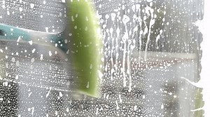 Quelqu'un nettoie la maison et lave : vidéo de stock (100 % libre de droit) 1104163315 | Shutterstock