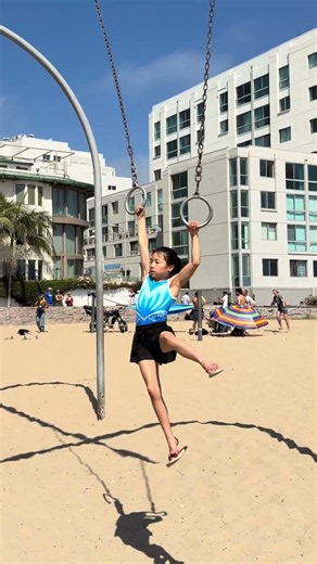 She MOGGED Muscle Beach 😳