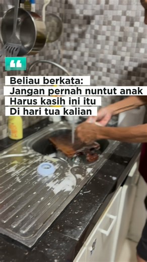 Natalia Esterlita on Instagram: "My role model, My insipration. Tambahan beliau bilang, kalau kita hari tua cuma mau enak enakan aja bangun siang, makan tidur doang yang ada penyakit datang. jika kasih sayang yang kita berikan ke anak itu tulus tanpa itung2an maka anak pun akan dengan sendiri nya tulus sayang ke kita. Jangan menakar kasih sayang kita dengan uang. Maka nanti kasih sayang yg di berikan anak ke kita pun juga akan sama takaran nya dengan uang. Anak memang tanggung jawab kalian, tapi