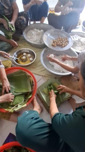 How to wrap traditional Banh It (Vietnamese sticky rice cake) in the Western region of Vietnam #s...