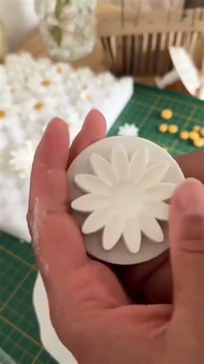Easy fondant flowers #fondantflowers#fondantdaisy#easycakedecoration#fondanttutorial#fondantcake#diy