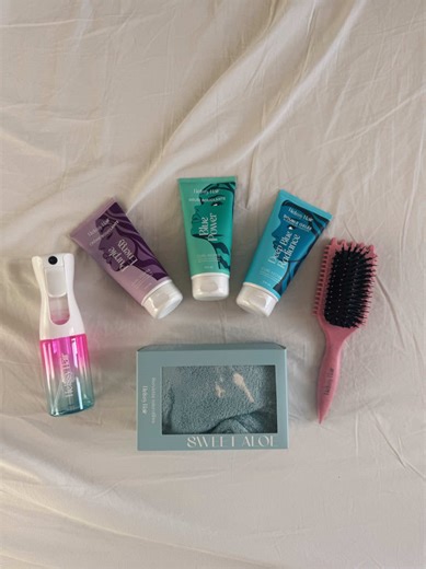 Alors vous préférez lisse ou comme ça ? perso je crois que je vais vraiment arrêter le lisseur à apprendre à dompter mes cheveux ! Vous aussi essayer je vous assures que c’est les meilleures produits que j’ai pus testé et vous avez 10% avec mon code : Luna10 @Helssy Hair 🌴 @JKE AGENCY 💙 *produitsoffert* #helssyhair #curlyhairroutine #routinecheveux #cheveuxbouclés #cheveuxondulés