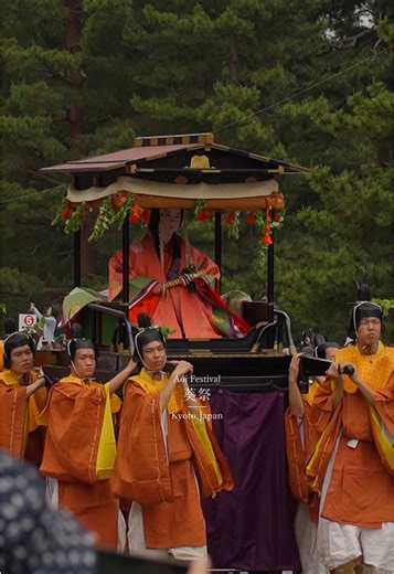 葵祭（あおいまつり）2025/ Kyoto.Japan 京都三大祭（葵祭・祇園祭・時代祭）のひとつで、 5月15日に開催されました。平安装束に身を包んだ約500名の行列が、京都御所から下鴨神社、上賀茂神社へと進みます。 晴天に恵まれ、多くの観光客が平安絵巻さながらの風景を楽しみました。葵祭は京都の伝統と優雅な文化を今に伝える代表的な祭りです。 One of Kyoto’s three major festivals — the Aoi Festival — was held on May 15th. Around 500 people dressed in traditional Heian-period clothing paraded from the Kyoto Imperial Palace to Shimogamo Shrine and Kamigamo Shrine. Blessed with clear skies, many tourists enjoyed the beautiful, picture-like procession that felt straigh