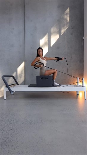 Tara Baron | Pilates • Wellness • Lifestyle on Instagram: "SAVE THIS HEAVY SPRING FULL CLASS PLAN FOR YOUR NEXT CLASS ❤️‍🔥❤️‍🔥 BREAKDOWN: Footwork - 3 R Supine core with ball - 1 R & Y Glute focused side splits - 1 R (easiest), 1 R & Y (mid range), 1 R & B (SPICY 🌶️) Back facing lats & rotator cuffs - R & Y (easier), R & B or 2 R 🔥 Side bend - keep heavy springs on to keep carriage still Love switching up a simple movement with a different spring setting and hitting a completely different mu