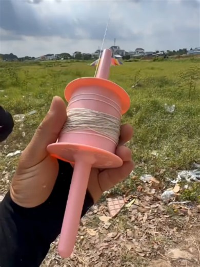 Cách thả diều bằng cuộn dây màu hồng — mẹo giữ dây chắc và an toàn