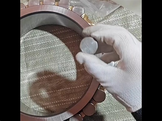 一名熟练的工人是如何安装轴承的