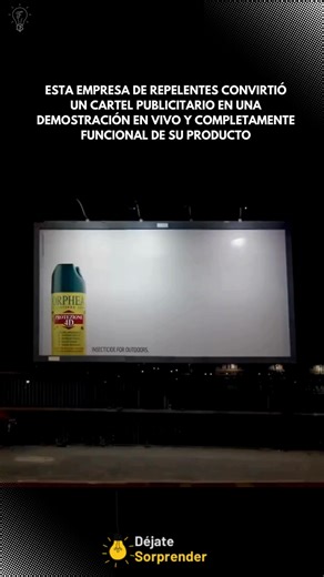 Dejatesorprender on Instagram: "En 2013, la agencia Publicis Milan, en colaboración con Orphea, creó una acción publicitaria muy poco común en las calles de Milán, Italia. La idea era tan simple como audaz: convertir un cartel publicitario en una trampa real para moscas y mosquitos, aplicando un adhesivo transparente con la forma del chorro del spray del producto. Durante la noche, la iluminación del cartel atraía a los insectos. Al posarse en la zona pegajosa —que imitaba la trayectoria del aer