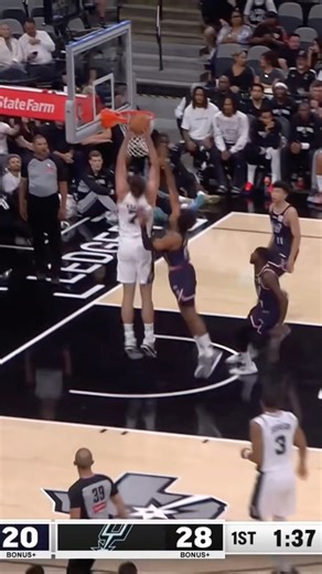 ONE SEVEN-FOOTER TO ANOTHER 🤝 #nba #spurs #wemby #lukekornet