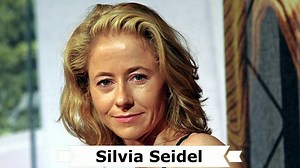 Heute wäre der 54. Geburtstag der deutschen Schauspielerin † Silvia Seidel (* 23. September 1969 in München; † Ende Juli oder Anfang August 2012 ebenda), die uns alle durch ihre Titelrolle in der ZDF-Weihnachtsserie "Anna" begeistert hat. In den 1980er Jahren war sie ein Vorbild für eine ganze Generation junger Mädchen. Ein bisschen frech, stolz und vor allem erfolgreich. Aber auch zart und anmutig. Die Primaballerina aus dem ZDF-Weihnachtsmehrteiler „Anna“: Silvia Seidel. Als sie 2012 mit gerad