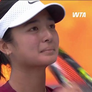 LABAN PILIPINAS‼️ Pinay tennis star Alex Eala nakabaante na sa semi-finals sa 2025 Miami Open. Kini human pildiha sa 19-anyos nga Pinay player si World No. 2 ug 5-time Grand Slam champion Iga Swiatek sa Poland. Hisayran nga natapos ang duha ka set sa dula sa score nga 6-2 ug 7-5 pabot kang Eala. CONGRATULATIONS🎉🇵🇭🇵🇭 VIDEO:ctto | Magnum Live