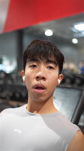 “If your incline curls aren’t hitting your biceps… THIS is probably why. Most people let their shoulders roll forward on the way up — and that steals all the tension from your biceps. Pin your shoulders BACK and lock them there. No shoulder flexion = pure bicep isolation = way better curls. Small fix, HUGE difference.” #fyp #Fitness #gym #bodybuilding | Physique