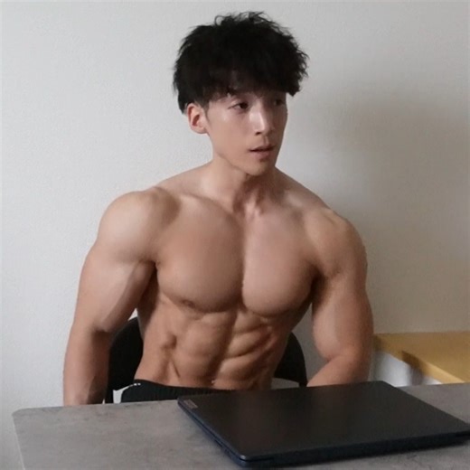 タクト on Instagram: "この暑い夏に外で有酸素運動をするのがキツい方には @walkingpad.jp さんの『Walking Pad』がオススメです！ 音も気にならず、コンパクトに収納も可能なので賃貸にお住まいの方でも使用できます😊 楽天市場で使える11,000円OFFクーポンもあるので是非お試しください💪 https://bit.ly/40tMl9r #PR #WalkingPad #ウォーキングパッド #おうちフィットネス #ルームランナー #筋トレ #筋肉 #トレーニング"