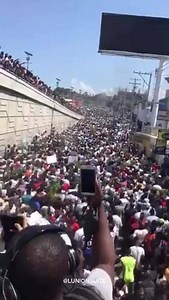 On Sunday, thousands of Haitians led by Haitian musicians took the streets of Port-au-Prince in solidarity to demand the resignation of Haiti President Jovenel Moise. Unlike many of the previous demonstrations, this protest, lasting 7 hours to Petionville, was mostly peaceful with only one recorded person injured. The protesters chanted over and over “Jovenel lage pyew” referring to the corruption, fuel shortages and and lack education and hospitals in the country. One of the leading organizers 