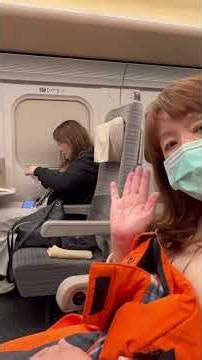 #新幹線 日本の新幹線の多くは、各座席にコンセント（AC100V, 2A, 60Hz）を備えています。主に窓側（A・E席）の足元壁面、または前席の背面に設置されていますが