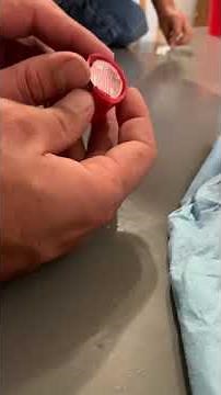 How a party popper works