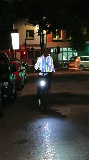 🚲 REEFLEXX "BLACK RAINBOW" – STYLISCH & SICHTBAR ✨ Wenn die Stadt in Dunkelheit taucht, bleibst Du im Spotlight – mit der neuen ReeFlexx "Black Rainbow" Windbreaker-Jacke. Stylisch, funktional und rundum reflektierend – für maximale Sichtbarkeit und einen Look, der Eindruck macht. 🌈✨ 💧 Wasser- & windabweisend 💡 Vollreflektierend – 360° sichtbar bei Nacht ⭐ Leicht & bequem 🎯 Perfekte Passform 🎒 Praktische Taschen & verstellbare Details Tagsüber überzeugt sie mit einem cleanen, edlen Look – 