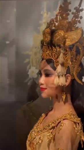 BEAUTIFUL CAMBODIAN (KHMER) APSARAS CLASSICAL DANCE AND APSARAS COSTUMES OF KINGDOM OF CAMBODIA 🇰🇭🐉 😊History of Apsara Classical Dance and Apsaras costumes: Involving a fragment of the Ramayana “the ancient Indian epic”, the Apsara Dance has had its roots in Hindu animism since the 1st century. During the Angkor era (the reigns of Cambodian King Jayavarman II to VII), this dance took on its own unique form, graceful movements, and deep meaning. By the 13th century, it was the typical Cambodi