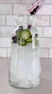 🫐 blueberry cucumber infused water Ingredients: - ice - frozen blueberries - cucumber slices - cold water | The Smoothie Vibes