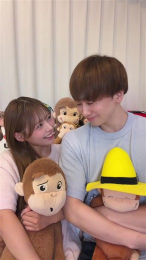 つーさんとゆっぴの昨日のご報告の件について。 本当にたくさんのご意見やコメントをありがとうございました。 温かい祝福や応援の言葉も、厳しい声も、すべて真剣に目を通しています。 色んな意見をいただく中で、改めて伝えたいのは、今回のメンシプは僕たちにとって大きな覚悟を持った「挑戦」だということです。 決して軽い気持ちで決めたわけではありません。 動画の中で「サブ垢みたいなもの」とお伝えしたことで、「じゃあ無料のサブ垢でやればいいんじゃないか」と感じさせたかもしれません。 もちろん、今まで通り誰でも見られるメインの動画投稿は全力で続けていきます。投稿頻度も変わりません。 じゃあなぜメンバーシップという形を選んだのかというと、通常動画ではあえてカットしているような裏側のちょっとした日常や、僕たちのリアルな本音などを気兼ねなく出せる場所をひとつ作っておきたかったからです。 不特定多数の目につく場所だとどうしても完璧な動画にしたくなる性格でゆるゆる動画を出せなかったりしてました。 また、「ふぁみりだ」という呼び方についても、メンバーシップに入っていないからといって応援の熱量に差があるなんて全く思っ