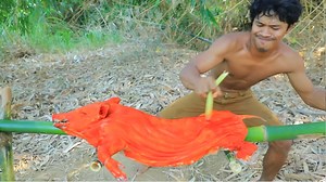 Digging hole for catchin frog, but he saw wild pig - grill pig | Galvin Planet