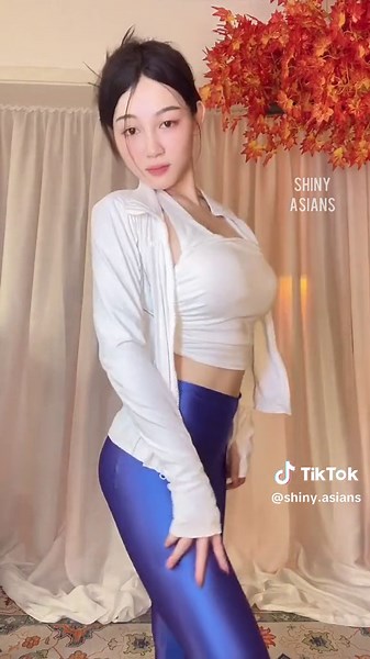 Any fans of #spandex here? #shinyasians #shinyspandex #shinyleggings