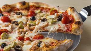 A házi pizza olcsó és mindenki imádja, ez a készítésének titka